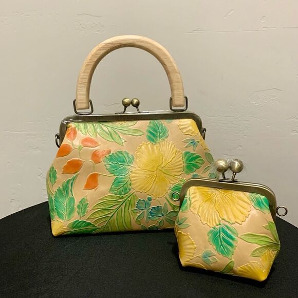 Handmade Genuine Leather Floral Embossed Wooden Handle Kisslock Bag/Crossbody - Picture 11 of 13